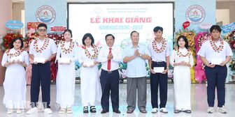 Ngày khai trường của những học sinh vượt khó và chinh phục thành tích cao