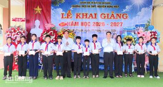 Đại tướng Lê Hồng Anh dự khai giảng, trao 50 triệu đồng cho Trường Nguyễn Hùng Hiệp
