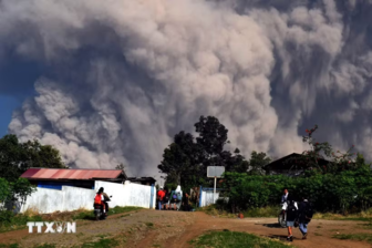 Núi lửa Anak Krakatau tại Indonesia phun trào dữ dội