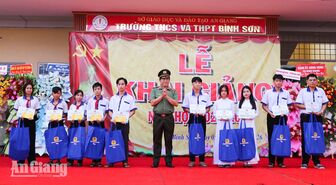 10 học sinh khó khăn nhận quà 2,5 triệu đồng ngày khai trường