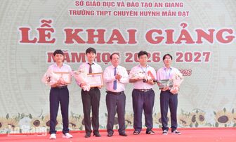 Trường chuyên Huỳnh Mẫn Đạt khai giảng, vinh danh đội Robotics giành giải quốc tế