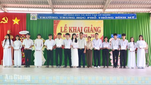 Trường THPT Bình Mỹ đón 405 học sinh lớp 10 trong năm học mới