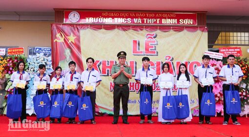 10 học sinh khó khăn nhận quà 2,5 triệu đồng ngày khai trường
