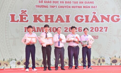 Trường chuyên Huỳnh Mẫn Đạt khai giảng, vinh danh đội Robotics giành giải quốc tế