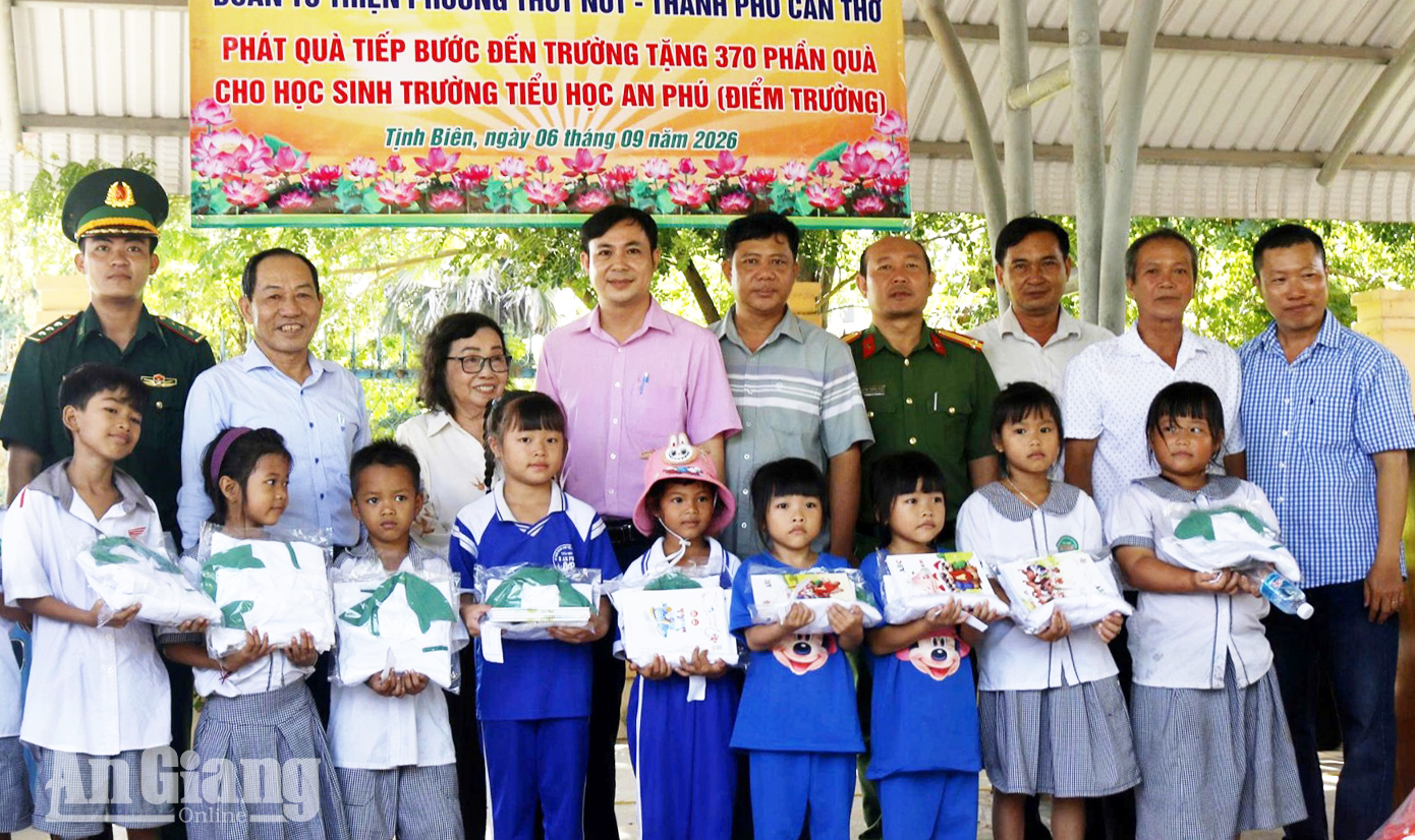 Trao hơn 1.000 phần quà cho học sinh phường Tịnh Biên và xã An Cư