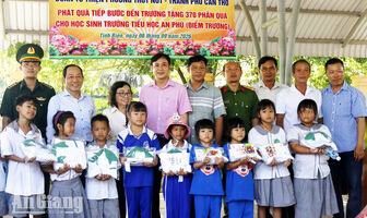 Trao hơn 1.000 phần quà cho học sinh phường Tịnh Biên và xã An Cư