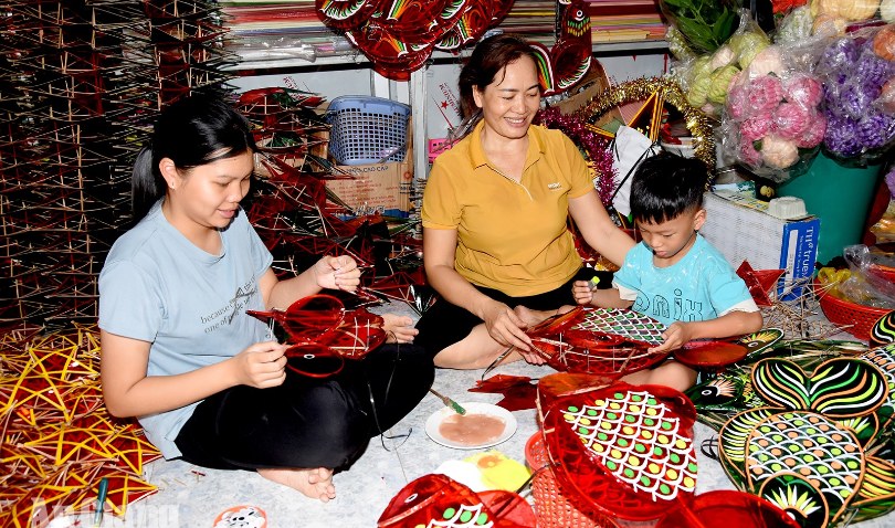 Giữ nghề làm lồng đèn trung thu truyền thống