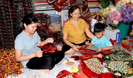 Giữ nghề làm lồng đèn trung thu truyền thống