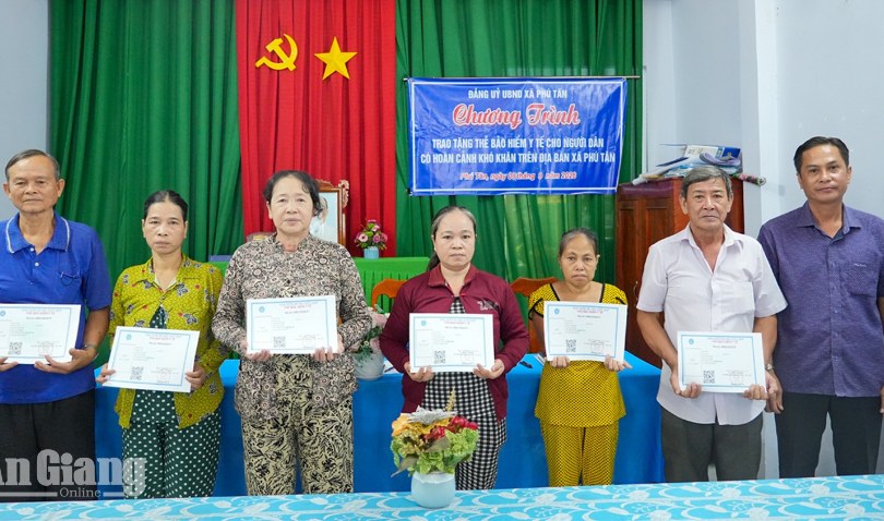 Phú Tân trao 22 thẻ bảo hiểm y tế cho người dân khó khăn