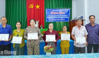 Phú Tân trao 22 thẻ bảo hiểm y tế cho người dân khó khăn