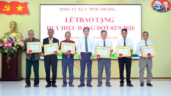 U Minh Thượng trao Huy hiệu Đảng cho 25 đảng viên