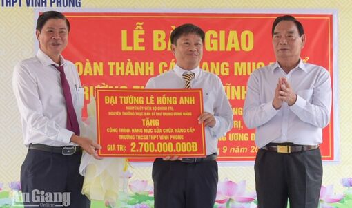 Đại tướng Lê Hồng Anh trao công trình 2,7 tỷ đồng cho Trường THCS và THPT Vĩnh Phong
