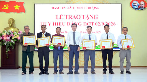 U Minh Thượng trao Huy hiệu Đảng cho 25 đảng viên