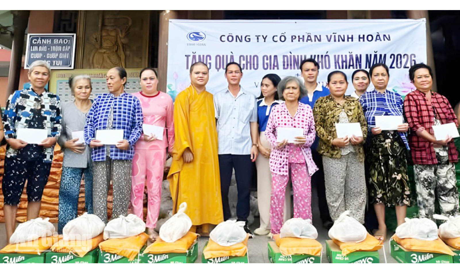 Trao 100 phần quà cho người dân phường Tịnh Biên