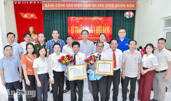 Trao Huy hiệu 35 năm tuổi Đảng cho 5 đảng viên xã Sơn Hải