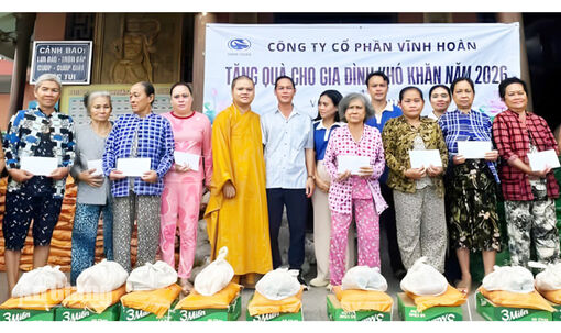 Trao 100 phần quà cho người dân phường Tịnh Biên