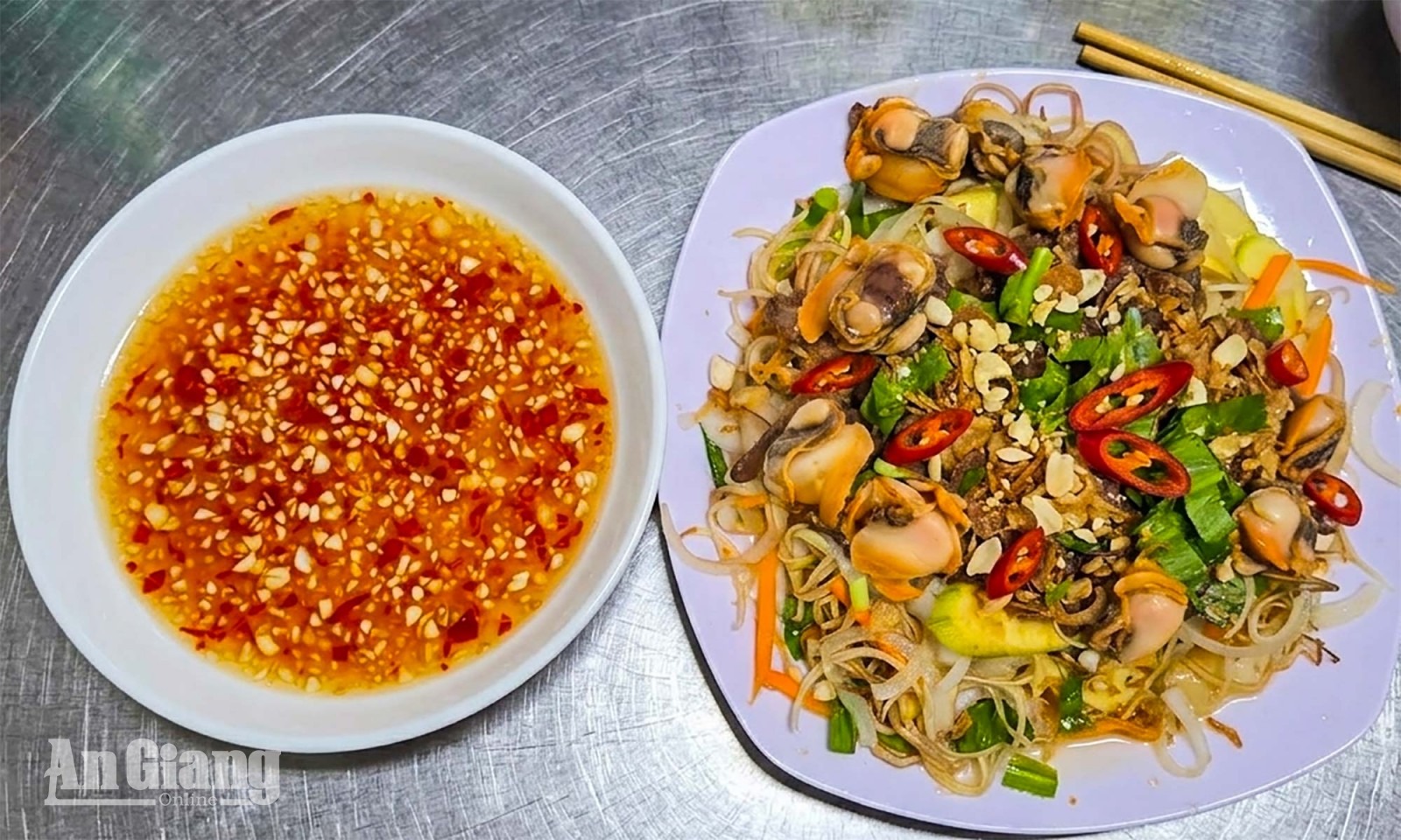 Gỏi sò lông bắp chuối - món ngon từ biển và vườn nhà