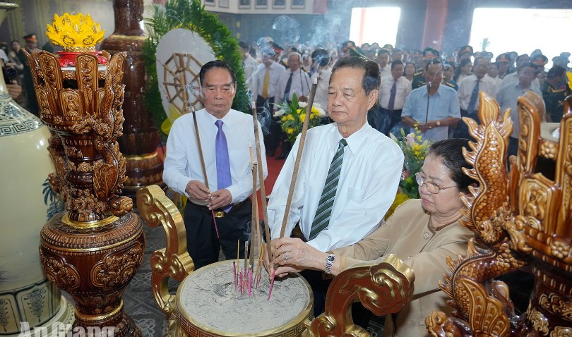 Nguyên Thủ tướng Nguyễn Tấn Dũng cùng các đồng chí lãnh đạo thành kính tưởng niệm anh hùng liệt sĩ tại An Giang