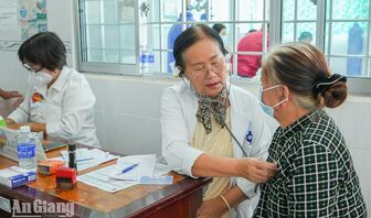 Gần 500 người dân xã Kiên Lương được khám bệnh, cấp thuốc miễn phí
