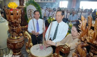 Nguyên Thủ tướng Nguyễn Tấn Dũng cùng các đồng chí lãnh đạo thành kính tưởng niệm anh hùng liệt sĩ tại An Giang