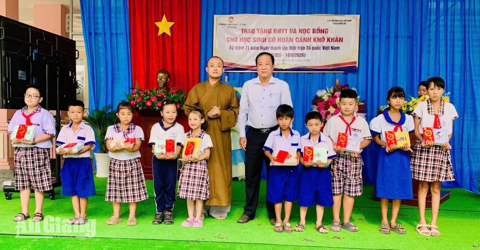 Trao hỗ trợ trị giá 120 triệu đồng cho học sinh xã Phú Hòa và Định Mỹ