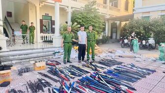 Khởi tố kẻ bán gần 1 tấn kiếm, bình xịt hơi cay qua mạng