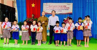 Trao hỗ trợ trị giá 120 triệu đồng cho học sinh xã Phú Hòa và Định Mỹ