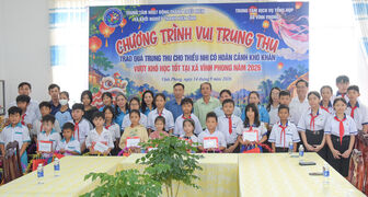 Trao 40 phần quà tiếp sức thiếu nhi có hoàn cảnh khó khăn tại Vĩnh Phong
