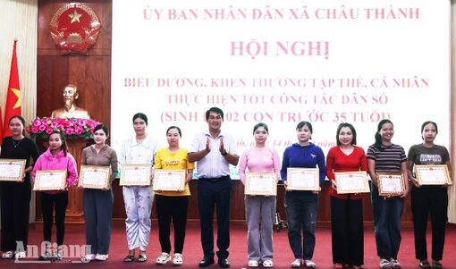 Châu Thành chi hơn 138 triệu đồng khen thưởng các gia đình sinh đủ 2 con trước 35 tuổi
