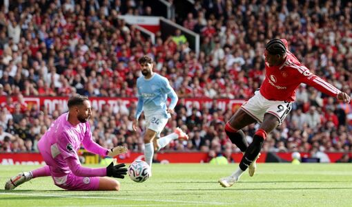 Haaland ghi bàn, Man Utd đá hơn người vẫn thua Man City 0-1