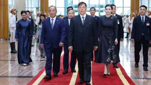 Nhà vua Vương quốc Thái Lan và Hoàng hậu đến Hà Nội, bắt đầu thăm Việt Nam