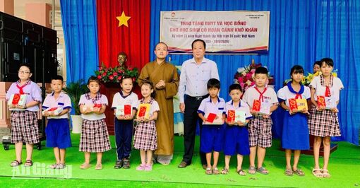 Trao hỗ trợ trị giá 120 triệu đồng cho học sinh xã Phú Hòa và Định Mỹ
