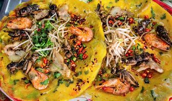 Ăn bánh xèo dế cơm mùa dế lụt xứ Quảng