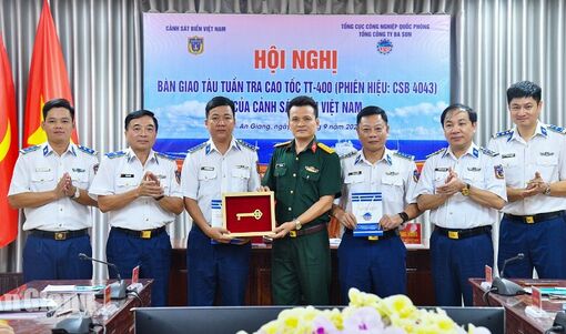 Bộ Tư lệnh Vùng Cảnh sát biển 4 tiếp nhận Tàu CSB 4043