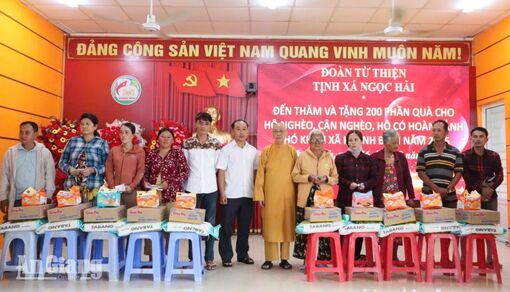 Trao 150 phần quà cho người dân và học sinh xã Khánh Bình