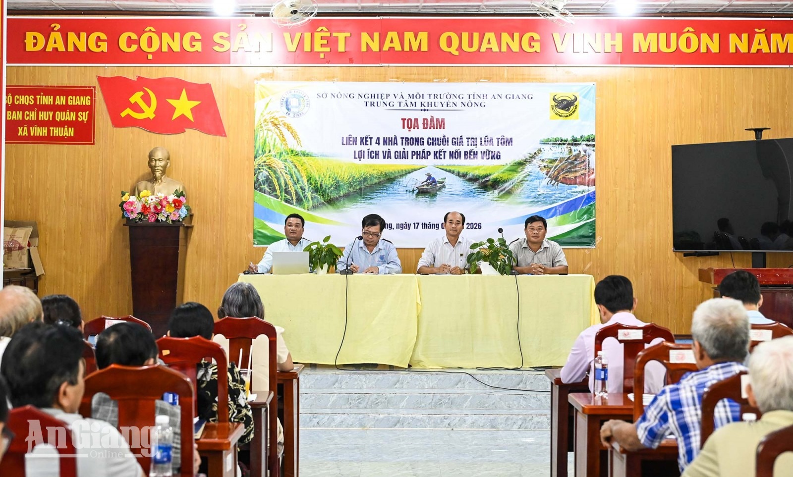 Khoảng 100 nông dân trao đổi cách nâng hiệu quả mô hình lúa - tôm