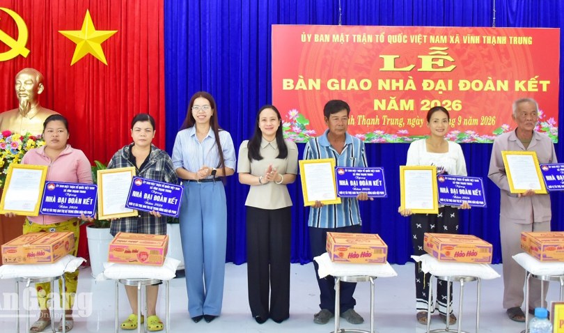 Vĩnh Thạnh Trung trao 10 nhà Đại đoàn kết cho người dân