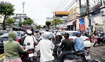Giải pháp nào để hạn chế ùn tắc giao thông giờ tan trường?