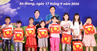 210 thiếu nhi là con đoàn viên, người lao động vui Trung thu
