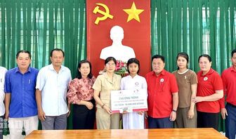 Hỗ trợ 65 triệu đồng cho 4 hoàn cảnh khó khăn ở Tri Tôn, Ô Lâm