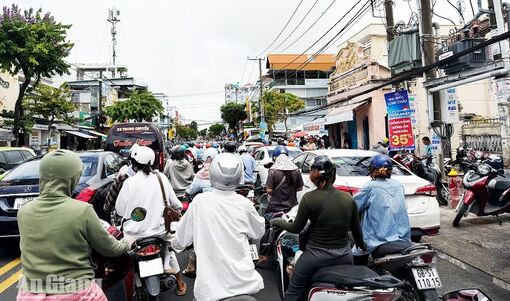 Giải pháp nào để hạn chế ùn tắc giao thông giờ tan trường?
