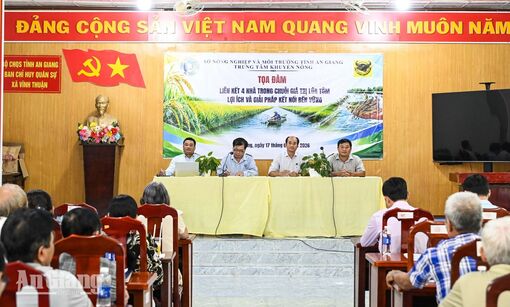 Khoảng 100 nông dân trao đổi cách nâng hiệu quả mô hình lúa - tôm
