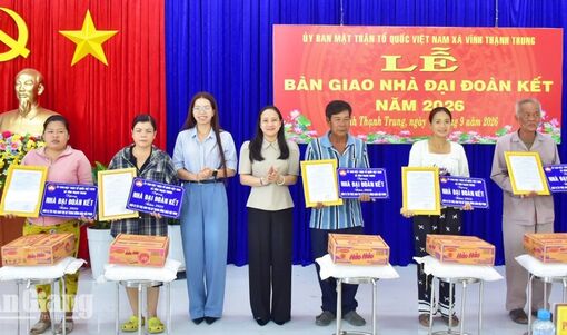 Vĩnh Thạnh Trung trao 10 nhà Đại đoàn kết cho người dân