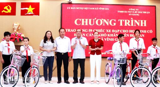Trao 59 xe đạp cho học sinh vượt khó xã Vĩnh Gia