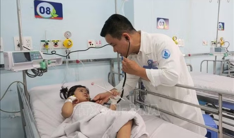 Bệnh tay chân miệng vào mùa, xuất hiện nhiều ca nặng phải thở máy