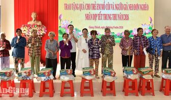 Trao 200 phần quà cho người dân biên giới Giang Thành