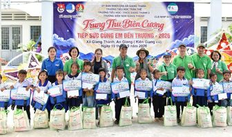 Trao 590 phần quà Tết Trung thu cho học sinh vùng biên Giang Thành