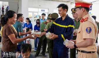 800 suất ăn sáng đến với bệnh nhân khó khăn
