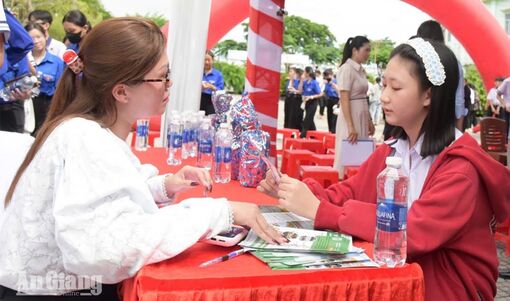 Vĩnh Phong tư vấn việc làm cho gần 500 người