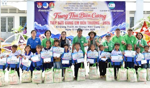 Trao 590 phần quà Tết Trung thu cho học sinh vùng biên Giang Thành